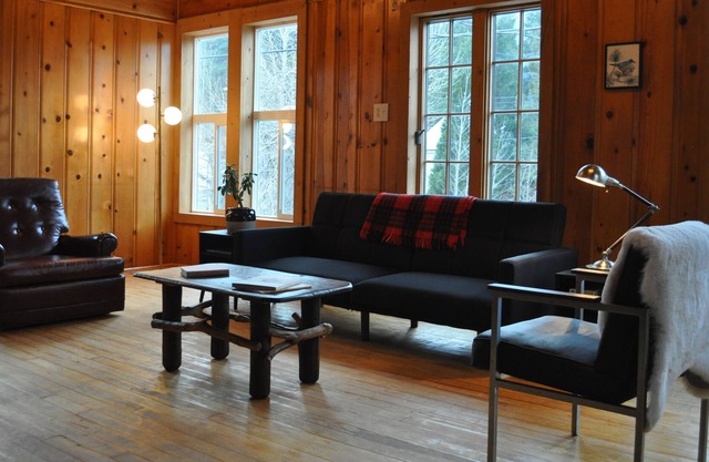 Charming apartment in small mountain town, 2 miles from hot springs!