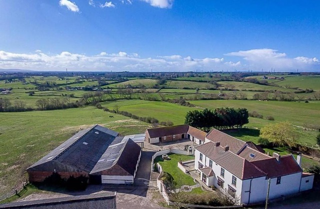Charming apartment with hot tub , Viewly Hill Farm