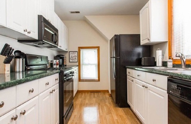 Charming apt in DT Libertyville - Near Naval Base