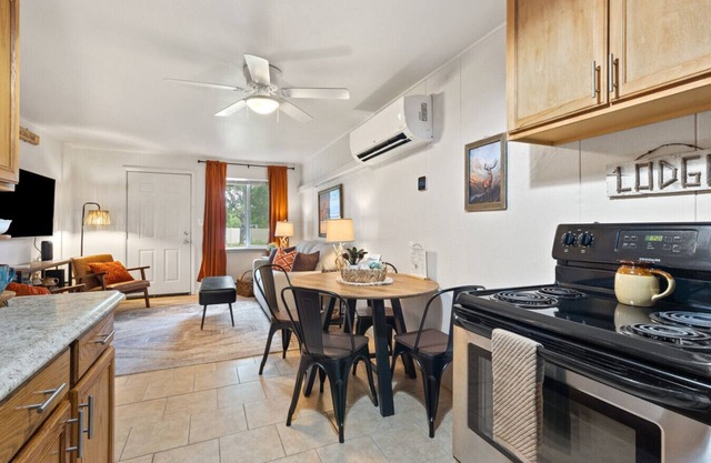 Charming Apt Near Glacier with Pickleball Court