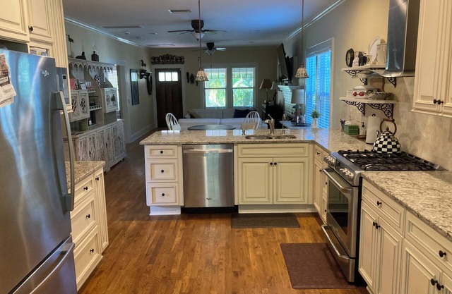 Charming Artist 2-bedroom bungalow in Historic Gillespie Park