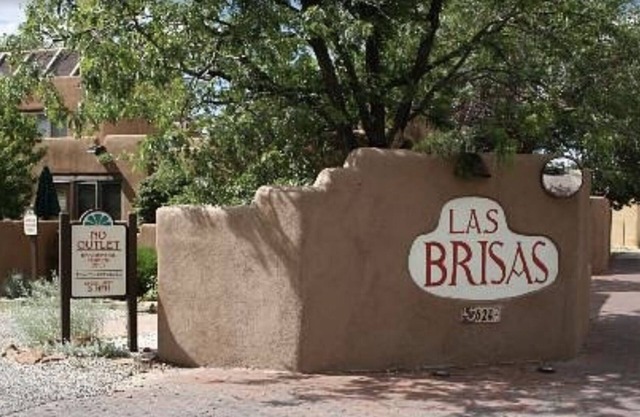 Charming Authentic Adobe blocks away from Santa Fe Plaza