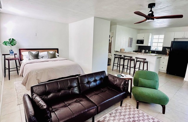 Charming backyard cottage in Ft Lauderdale w/ backyard BBQ and fire pit