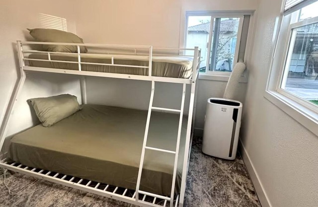 Charming backyard Guesthouse with 2 bedrooms and WiFi, AC in Pleasant Hill
