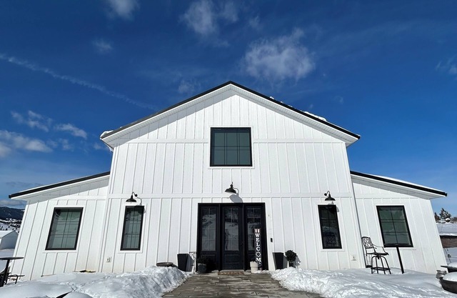 Charming barn only 5 drive minutes from Helena! With an acre soccer field!!