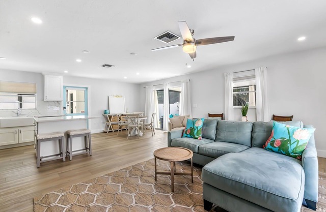 Charming Beach Bungalow, Perfect for all!