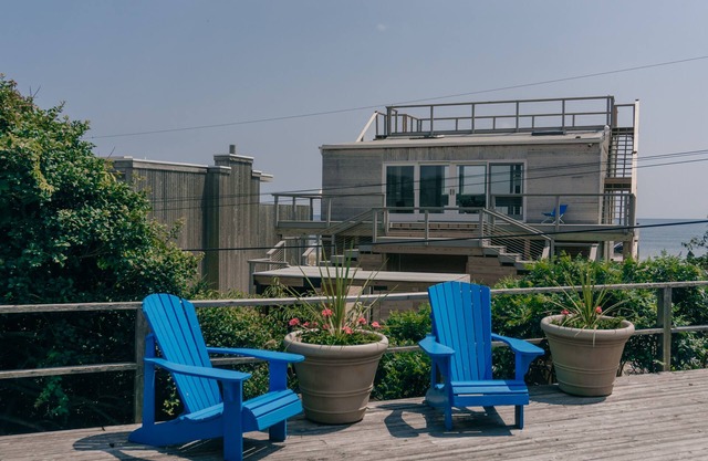 Charming Beach Cottage Steps from beach with delightful ocean views