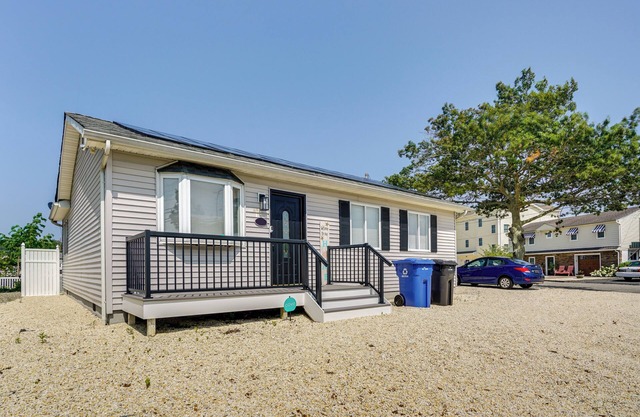 Charming Beach Haven West Home: 1 Mi to Beach!
