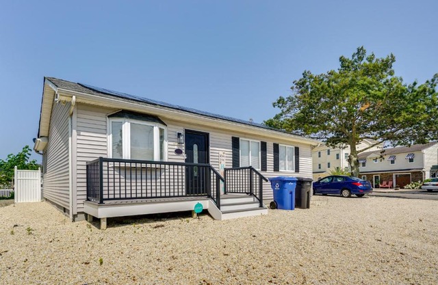 Charming Beach Haven West Home 1 Mi to Beach!