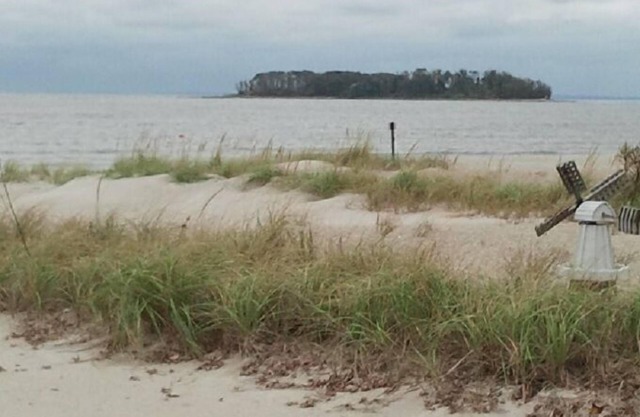 Schritte zum Sandstrand am Long Island Sound