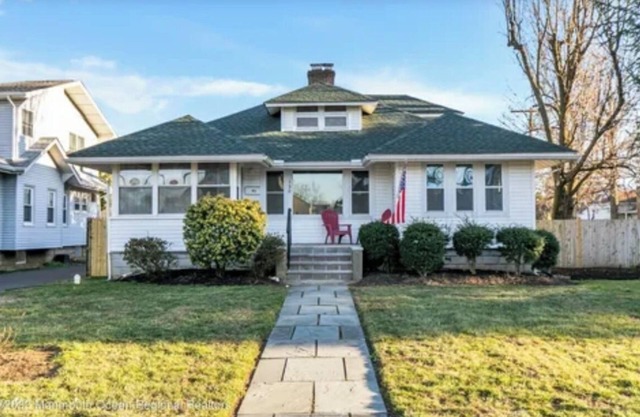 Charming beach house with AC, WiFi in peaceful North End of Long Branch.