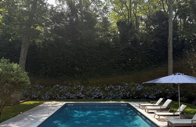 Charming Beach House! Walk to a quaint farmstand and Wainscott beaches