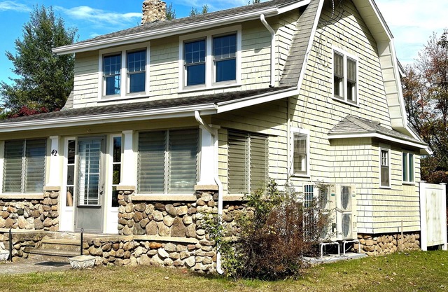 Charming Beach House-Short walk to Private Beach