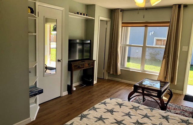 Charming Beach Studio in lovely Cocoa Beach Near Downtown