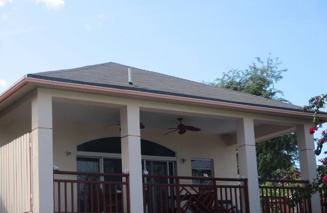 Charming beachfront Queen bedroom/2bath apartment on fabulous Hoopers Bay beach