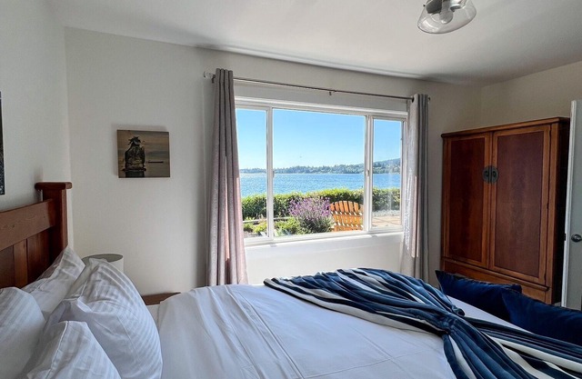 Charming Beachfront Cottage with Private Deck and Hot Tub--family/pet-friendly!