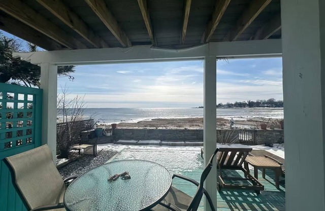 Charming, Beachfront retreat in West Haven!
