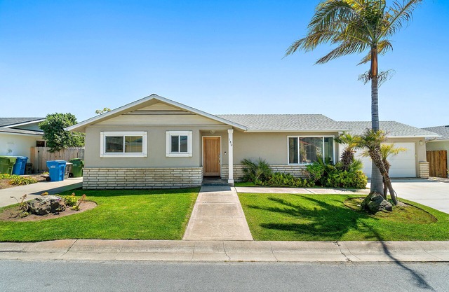 Charming Beachside Bungalow w/ Light & Airy D'cor -- 300 Yards to Beach