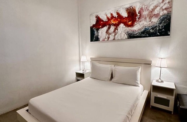 Steps to Beach, Cozy Balcony, Walk to Nightlife