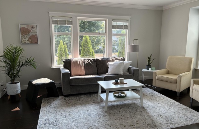 Charming Beachside Retreat Steps from Dallas Rd, Beacon Hill Park, Cook St. Vill