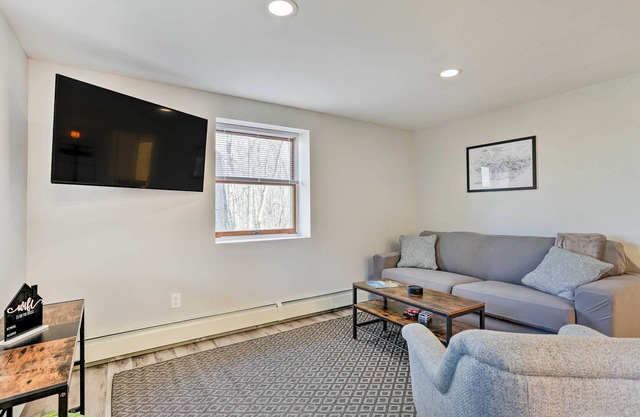 Charming Beacon Apt w/ Fire Pit: Near Hiking!