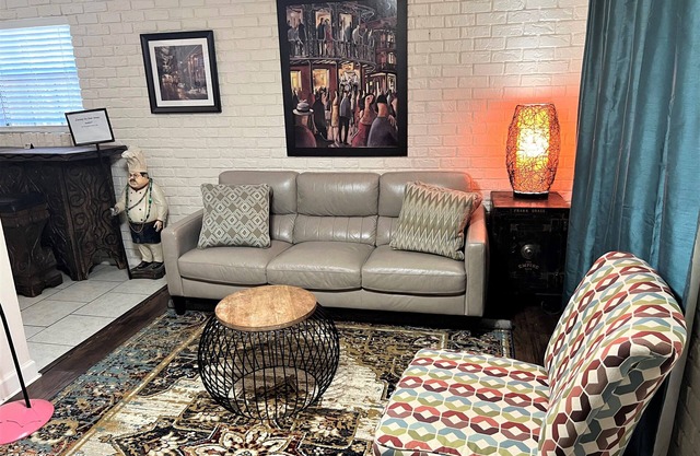 Charming Beauregard Town Apartment 1 block to River Center / Minutes to LSU