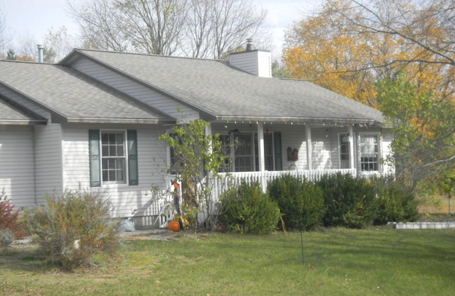 Charming Bed&Bath in a home one mile from Crystal Mountain Golf Resort