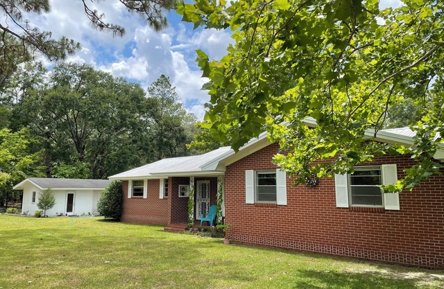 Charming Bed & Breakfast 3 bedrooms fully furnished WiFi in Terrific Tallahassee