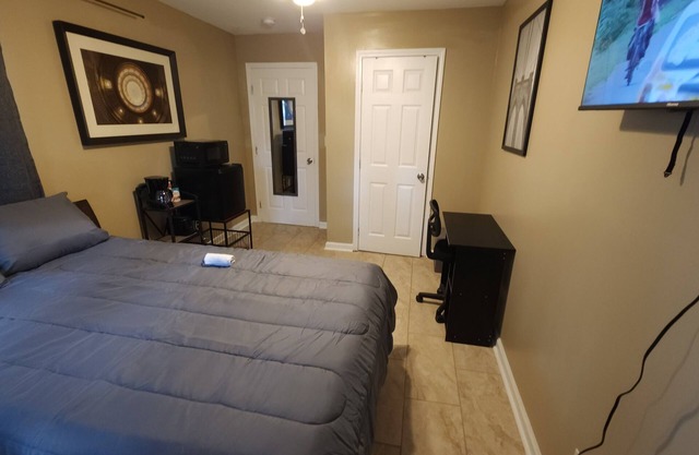 Charming bed & breakfast in terrific Montgomery with WiFi, AC