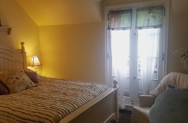 Charming bed & breakfast in lovely Northfield with WiFi, AC