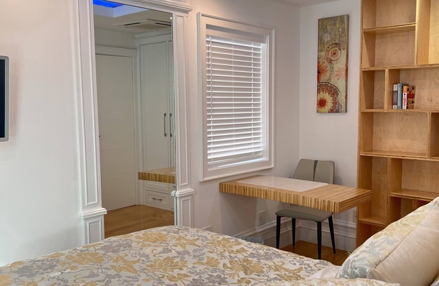 Charming bed & breakfast in delightful Queens with WiFi, AC.