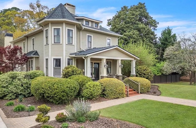 Charming, Beloved Retreat Steps away from Historic Downtown Woodstock!3BD w/Pool