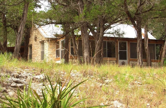 Charming Riverfront Cottage auf 25 Acres W / Tief Swimming Hole