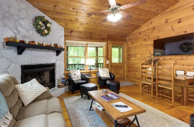 Charming Blue Ridge Cabin with Game Room and Hot Tub!