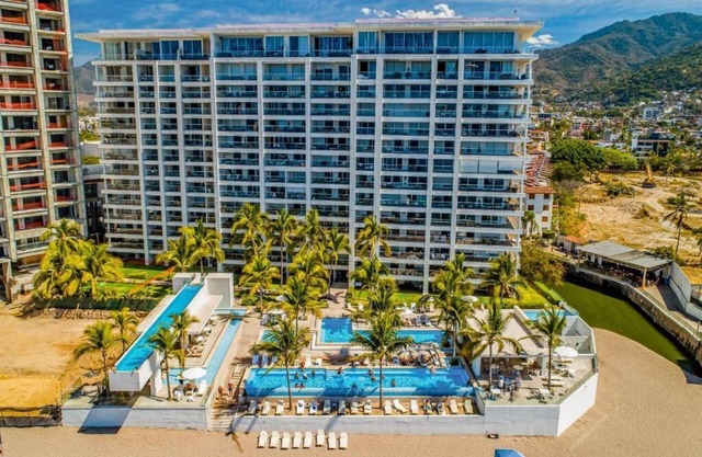Charming brand new 1-bedroom apartment with WiFi, fitness room on the beach