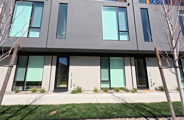 Charming brand new studio close to downtown with WiFi, AC.