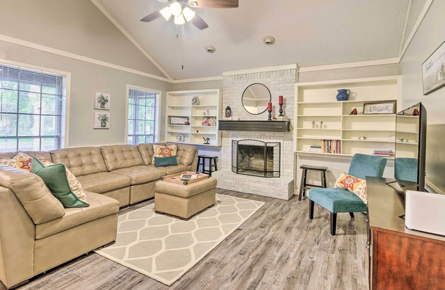 Charming Brandon Home w/ Deck, Charcoal Grill