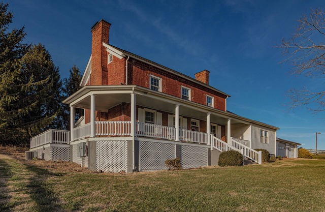 Charming Brick Farmhouse w/Wraparound Porch in Brownsburg VA! WIFI & AC