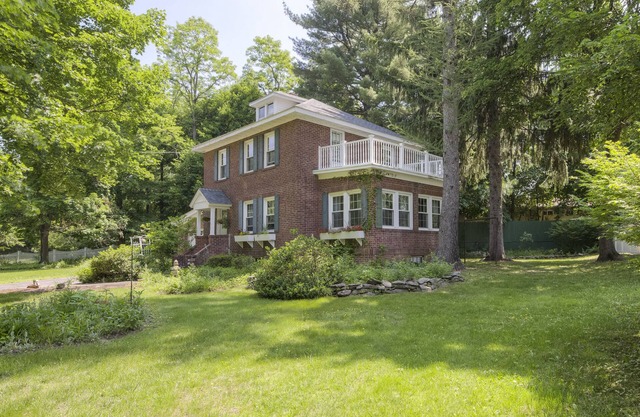 Charming Brick House -Hudson Tal