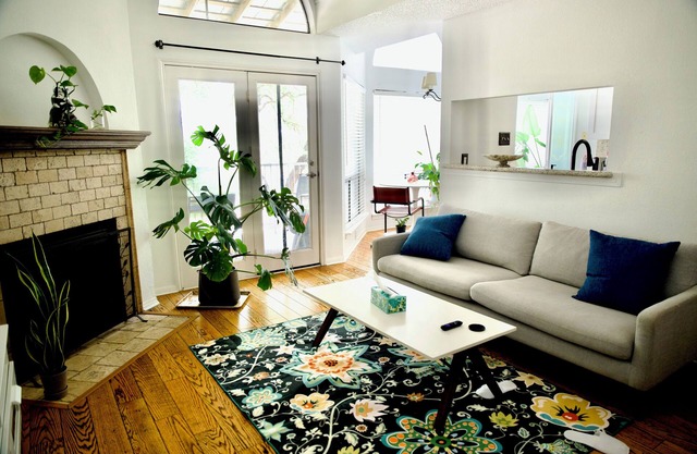Charming Bright Airy Retreat Near All Attractions
