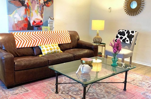 Charming Bright Home Near Dr Hospital & Shopping - Extra Comfy Beds and Couch