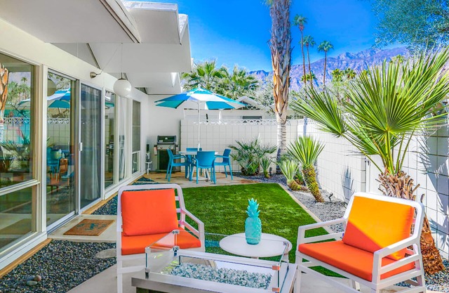 Charming & bright mid-century condo with shared pool - Free WiFi