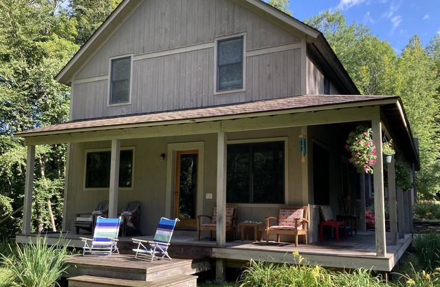Charming Brookside Country Retreat just 10 minutes to I91