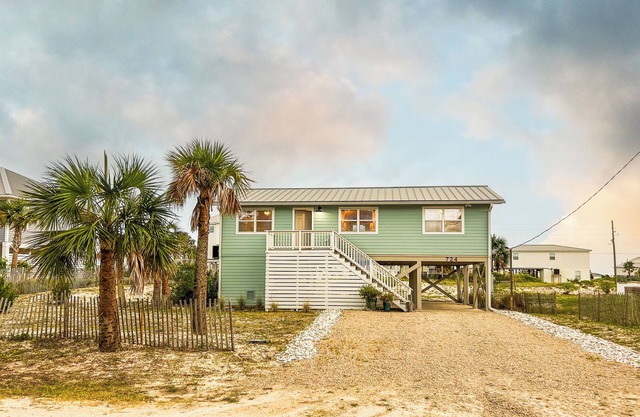Charming bungalow, best of St George Island! Views of the Bay and Beach!!