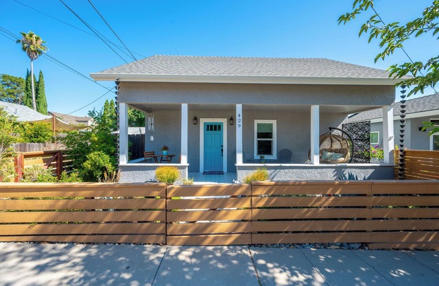 Charming Bungalow 2bd/2ba Office Ensuite by the month. Walk to Old Town Paso!