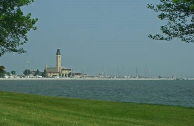 Charming Bungalow 10 minutes from Detroit's Riverfront