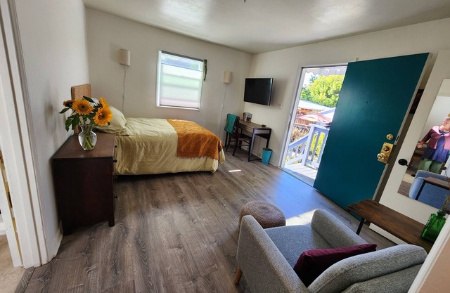 Charming bungalow in San Leandro w/WiFi, near BART, downtown, hospitals & more!