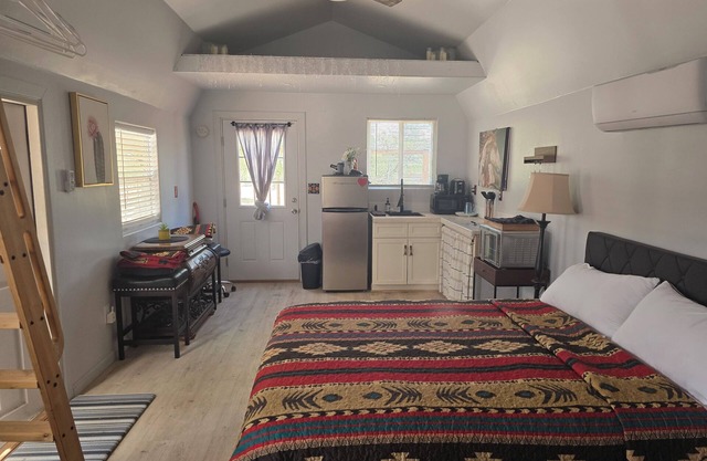 Charming bungalow in fabulous Amado with AC . Located between Tubac and Tucson