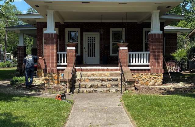 Charming Bungalow in the center of quaint Brevard, NC -The House on Main