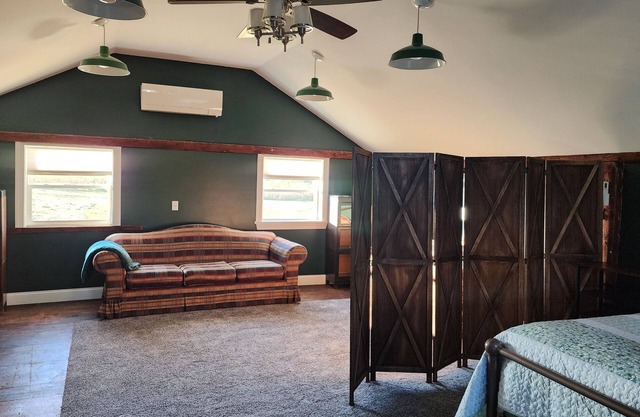 Charming bungalow in peaceful Williamson with AC, WiFi